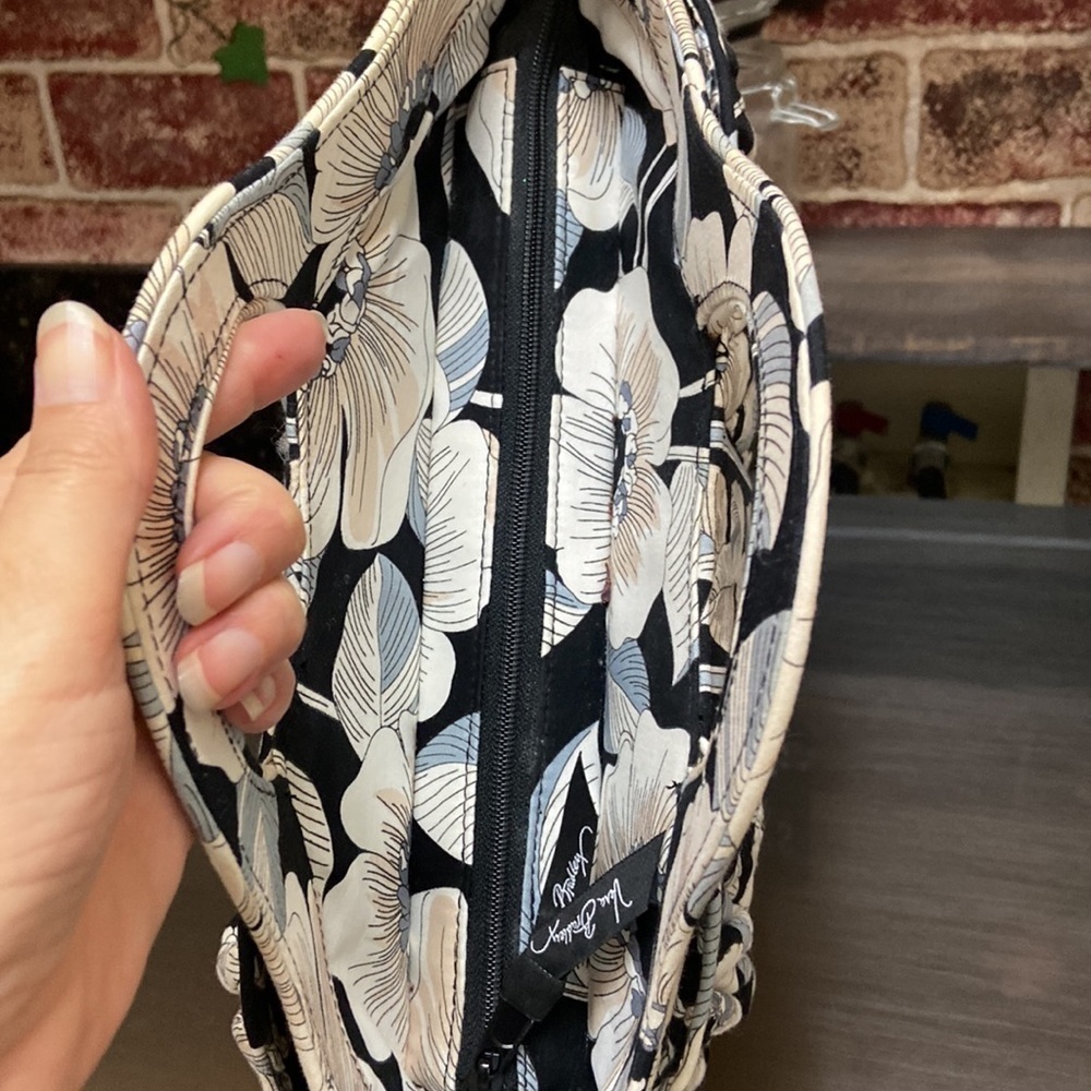 VERA Bradley floral blues whites and blacks handbag zip closure - Picture 2 of 6
